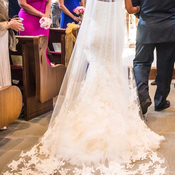 Vera Wang Wedding Dress - Picture 5 of 8